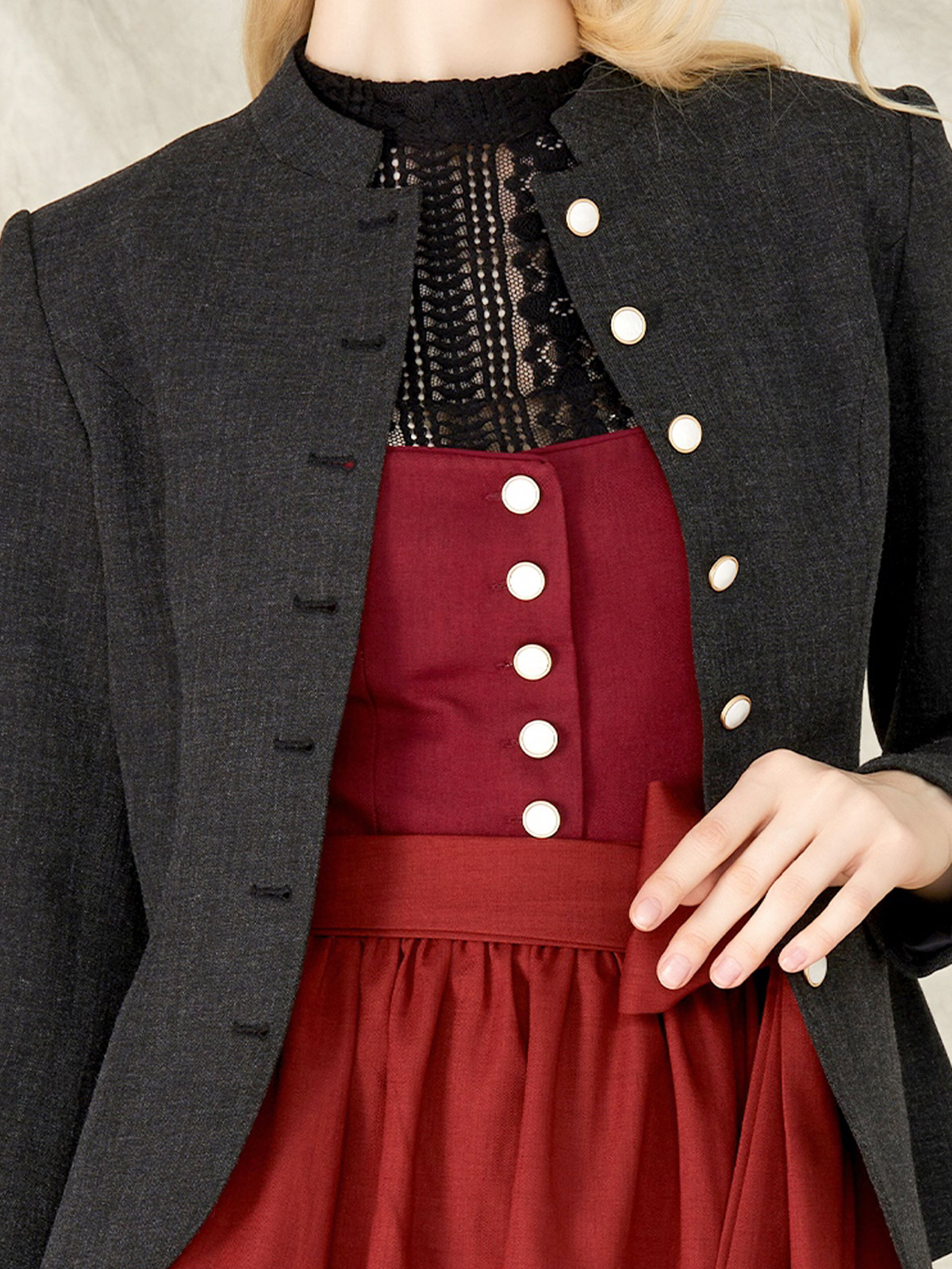 Ein elegantes schwarzes Dirndl als Inspirationsquelle
