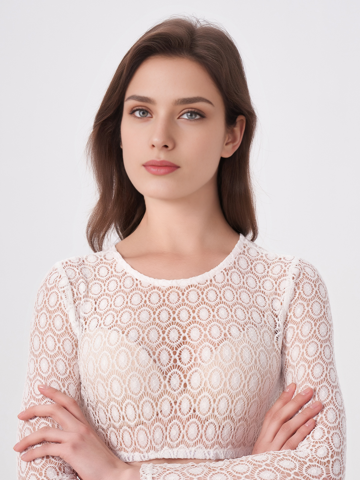 Dirndl in Weiß mit feiner Stickerei