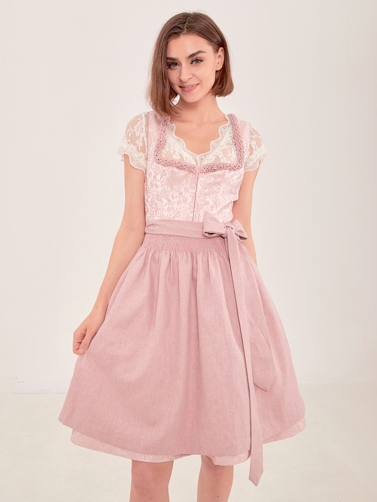 Dirndl in Schwarz mit rosa Bluse