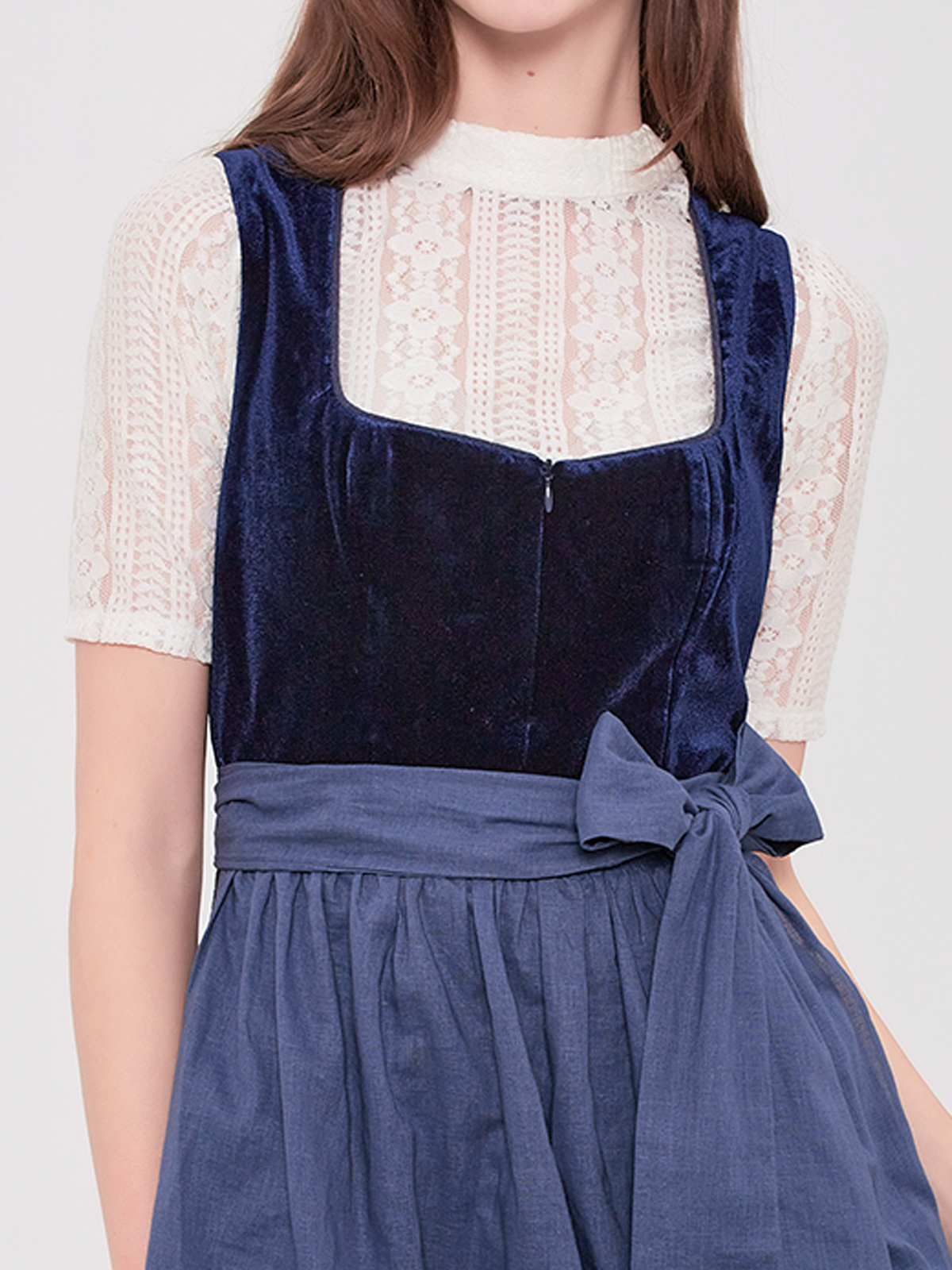 Dirndl mit blauem Mieder und weißer Bluse