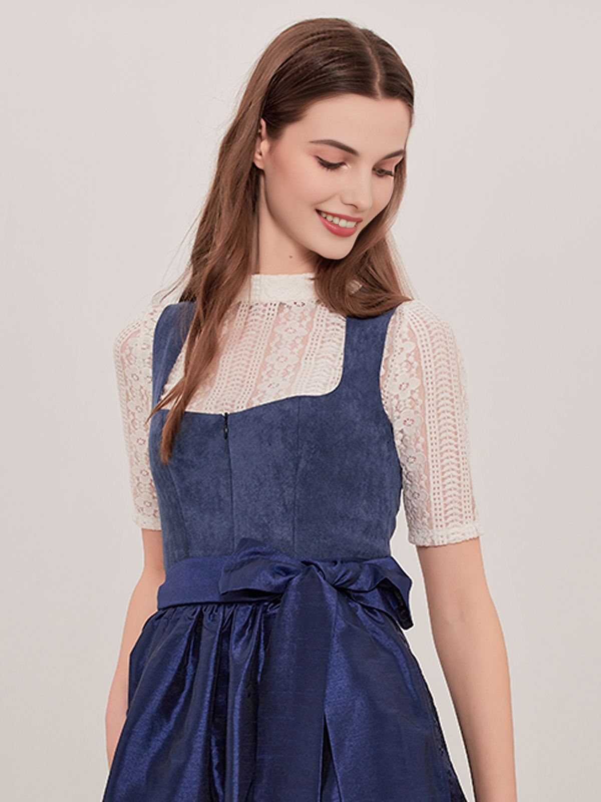 Dirndl mit hochgeschlossener Bluse in Blau