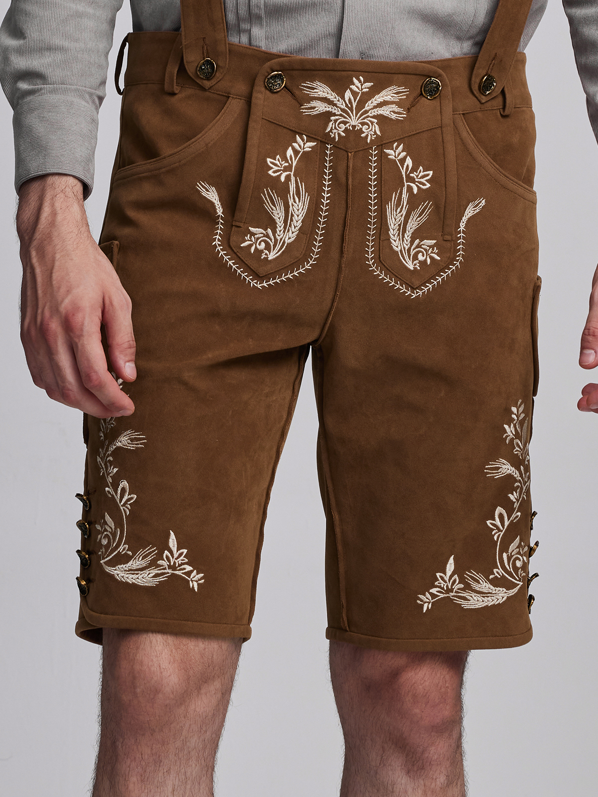 Dirndl in Braun mit Lederhosen-Stil