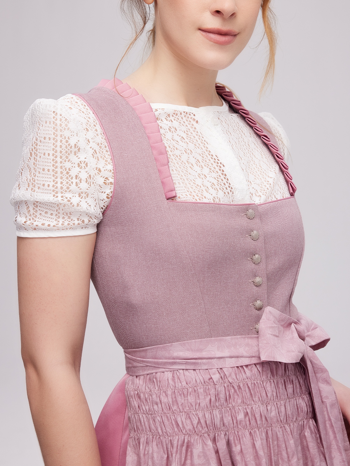 Dunkelgrüne Dirndlbluse mit lila Dirndl