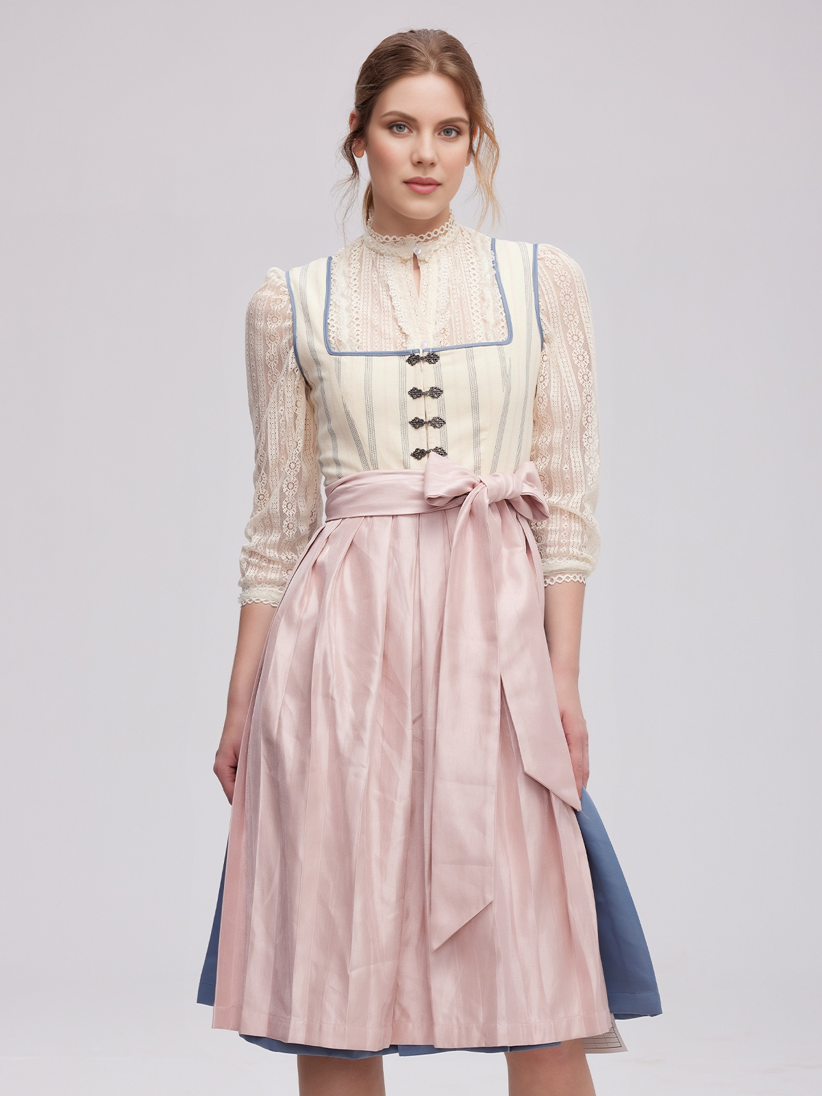 Ein klassischer Ehreer Dirndl in Beige – perfekt für romantische Naturen