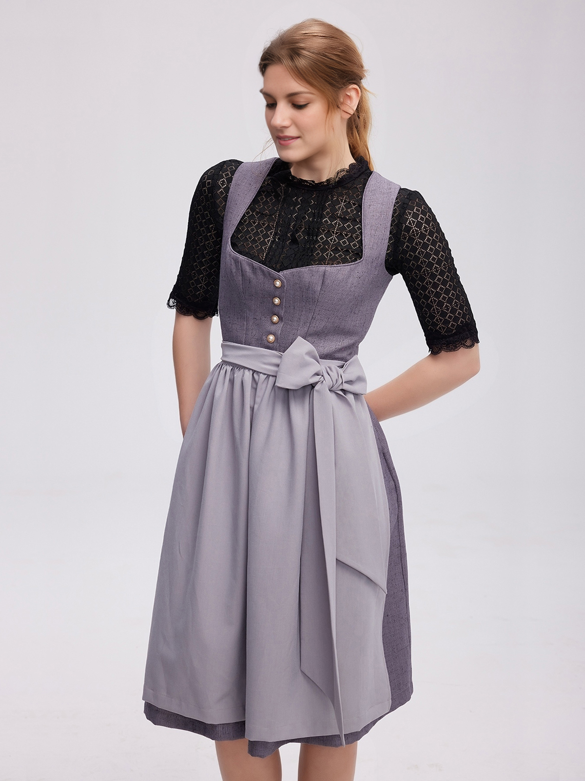 Graues Ehreer-Dirndl mit eleganter Silhouette