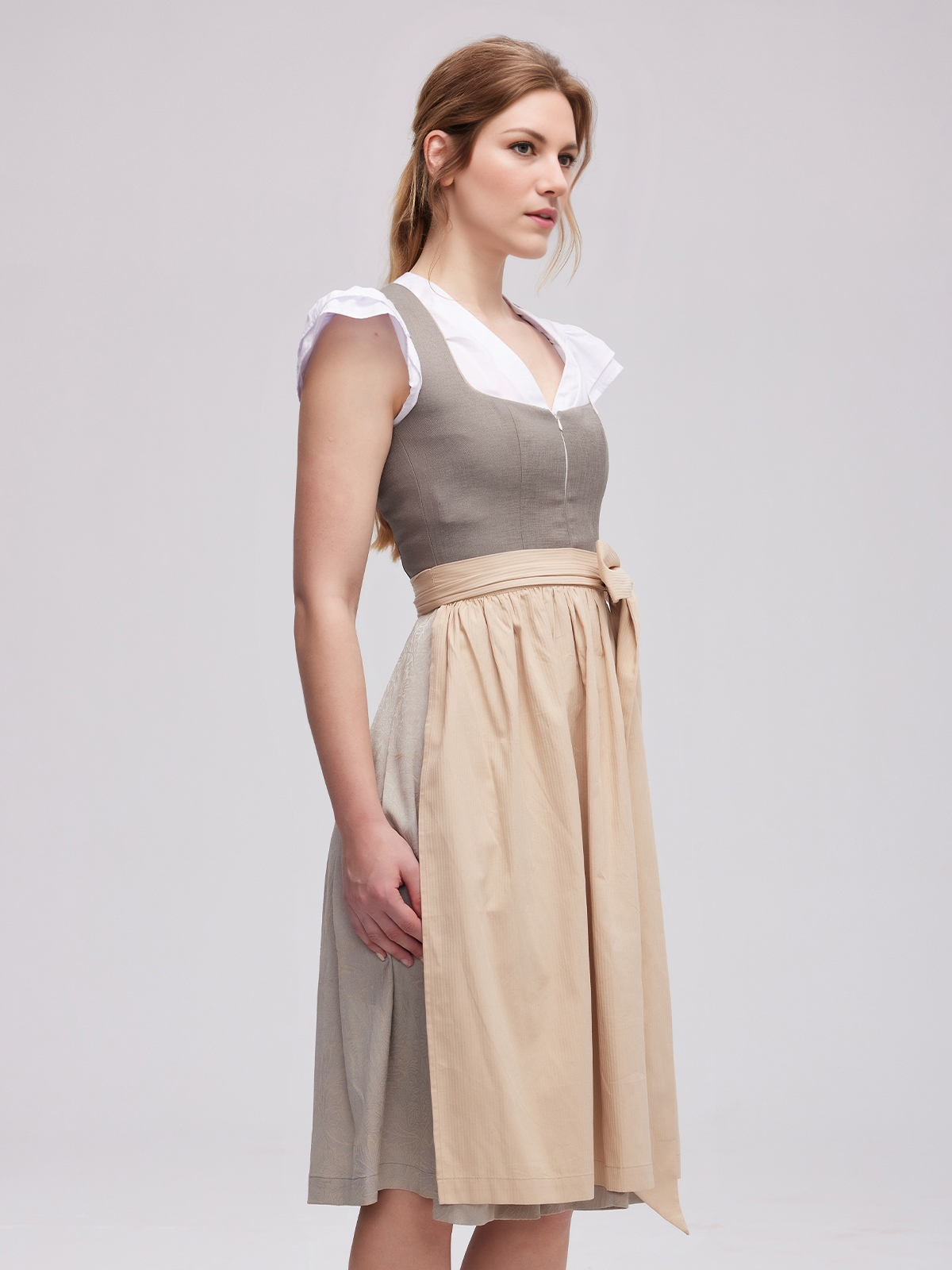 Modernes Dirndl in Grau