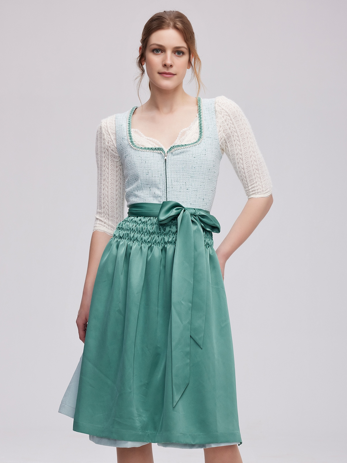 Elegantes schwarzes Dirndl mit Spitzenverzierung
