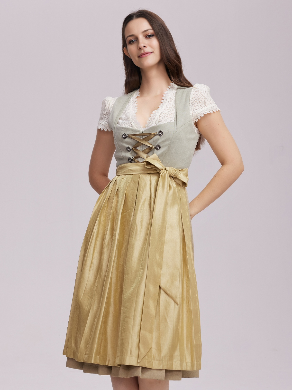 Ein grünes Dirndl mit floralen Details, perfekt für festliche Anlässe
