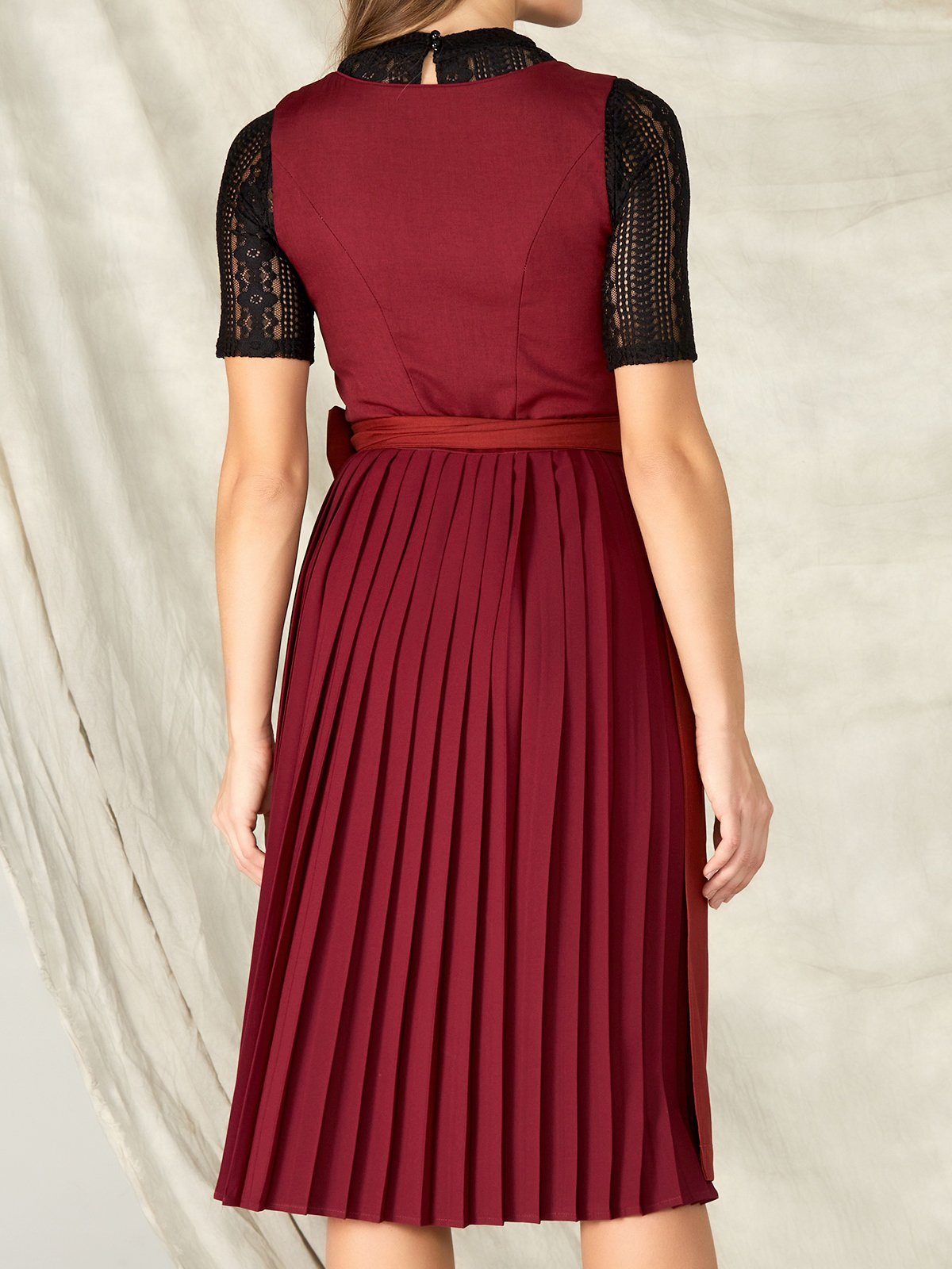 2078 Dirndl in Rot mit modernen Details