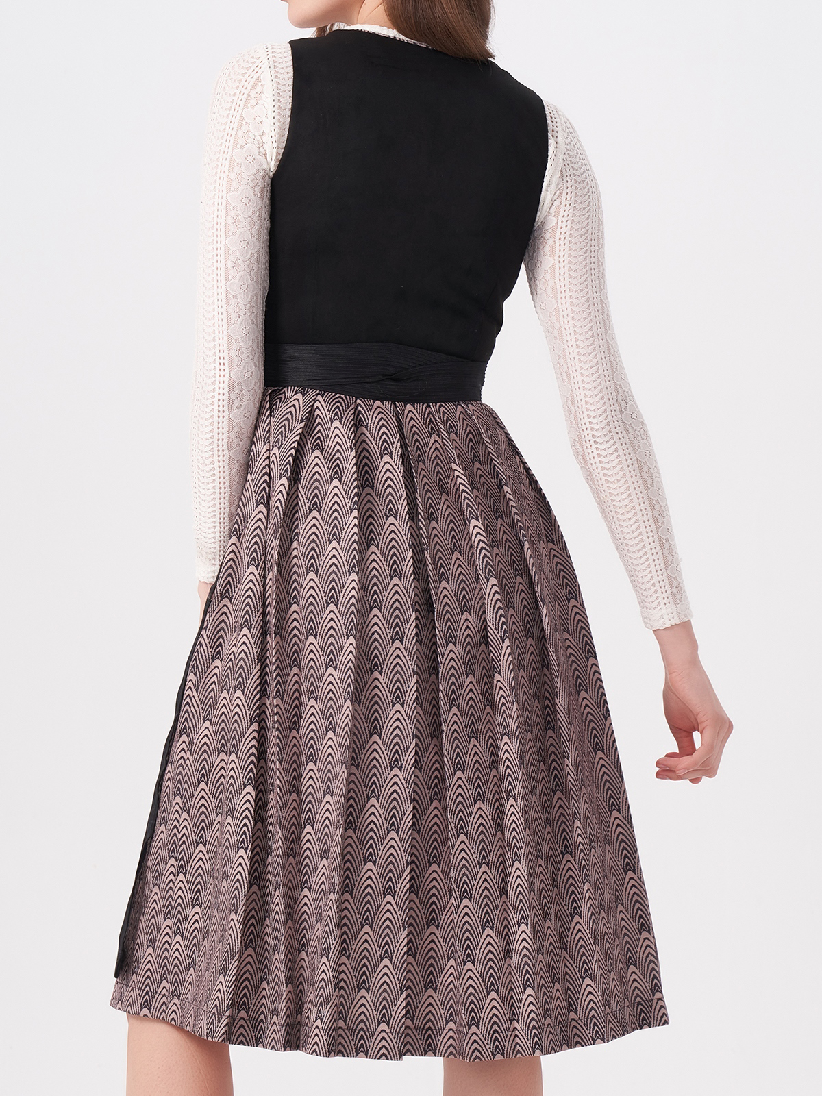 Ein elegantes schwarzes Dirndl mit besticktem Mieder – perfekt für festliche Anlässe