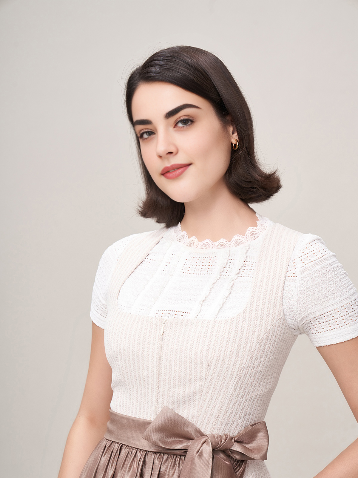 Dunkelgrüne Dirndlbluse mit traditionellem Schnitt