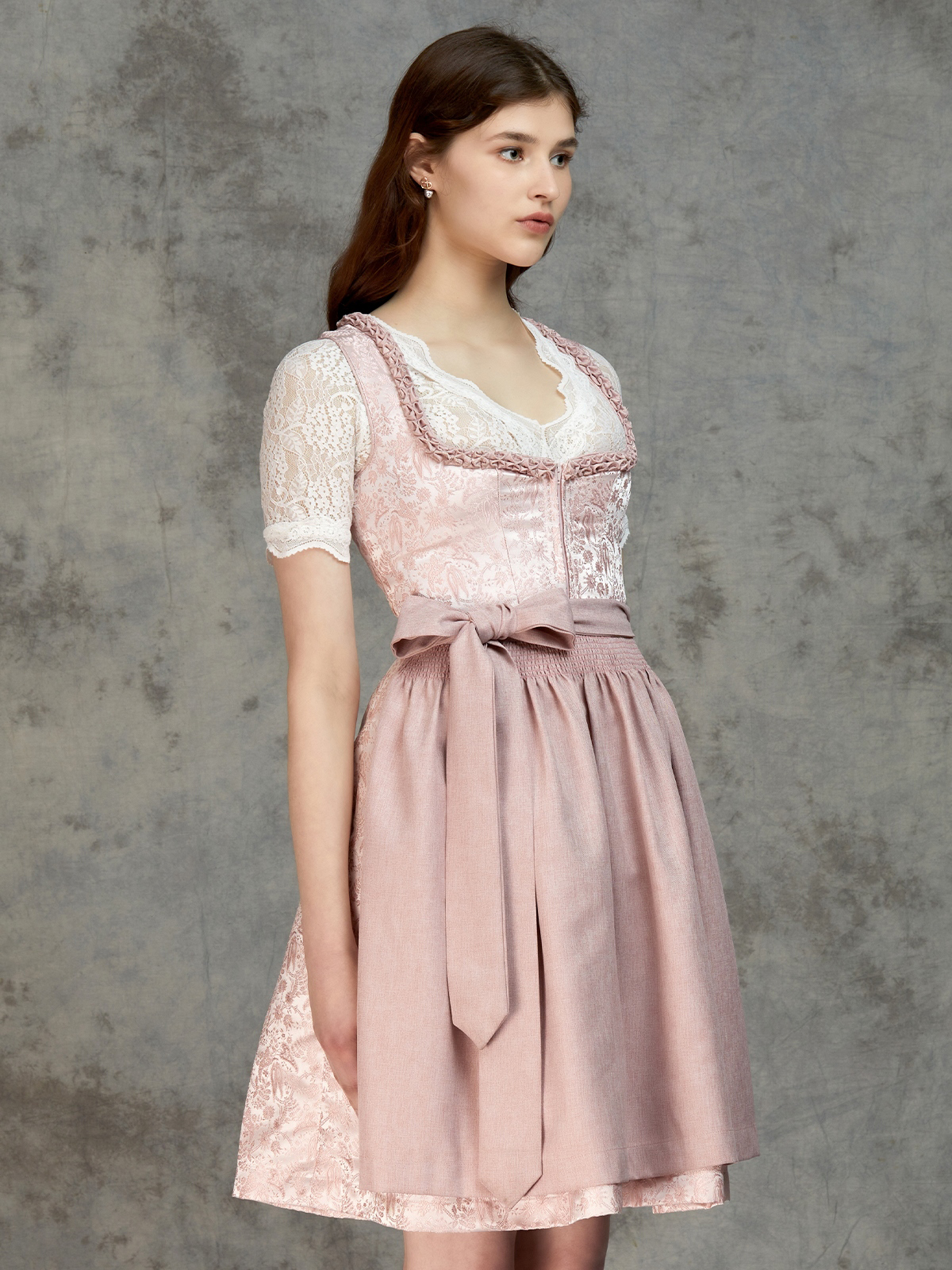 Elegantes rosa Dirndl mit modernem Schnitt