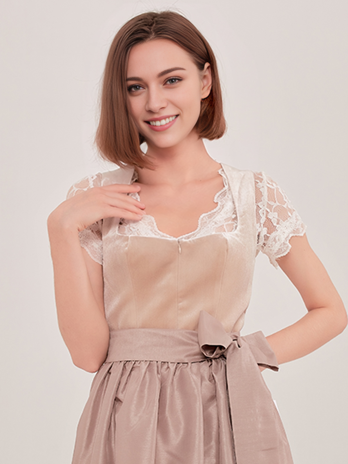 Elegantes schwarzes Samt-Dirndl mit aufwendigen Details