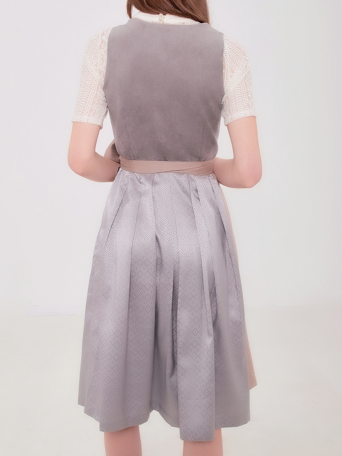 Ein graues Dirndl mit modernem Schnitt – perfekt für festliche Anlässe