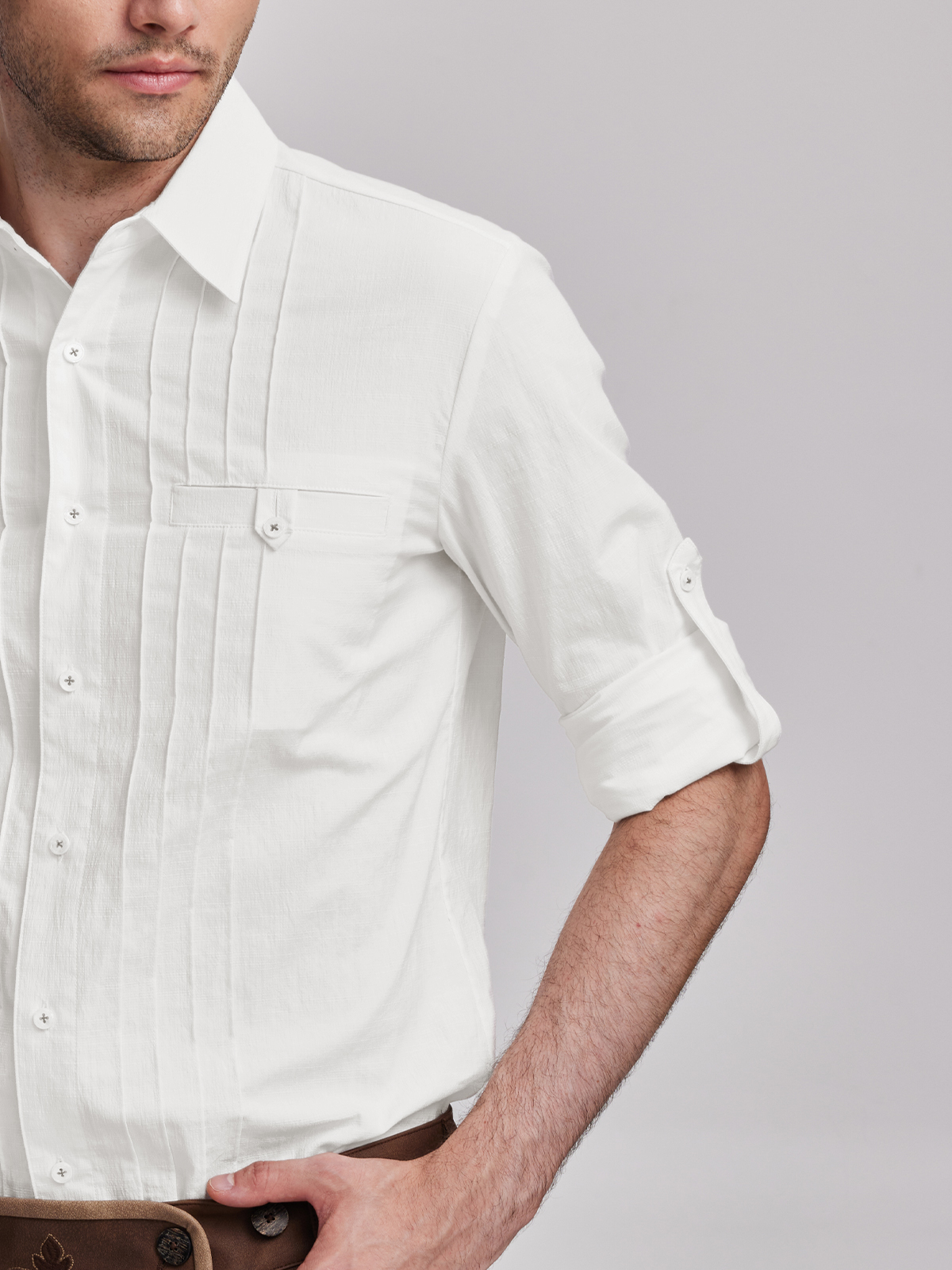 Gelbes Dirndl mit weißer Bluse