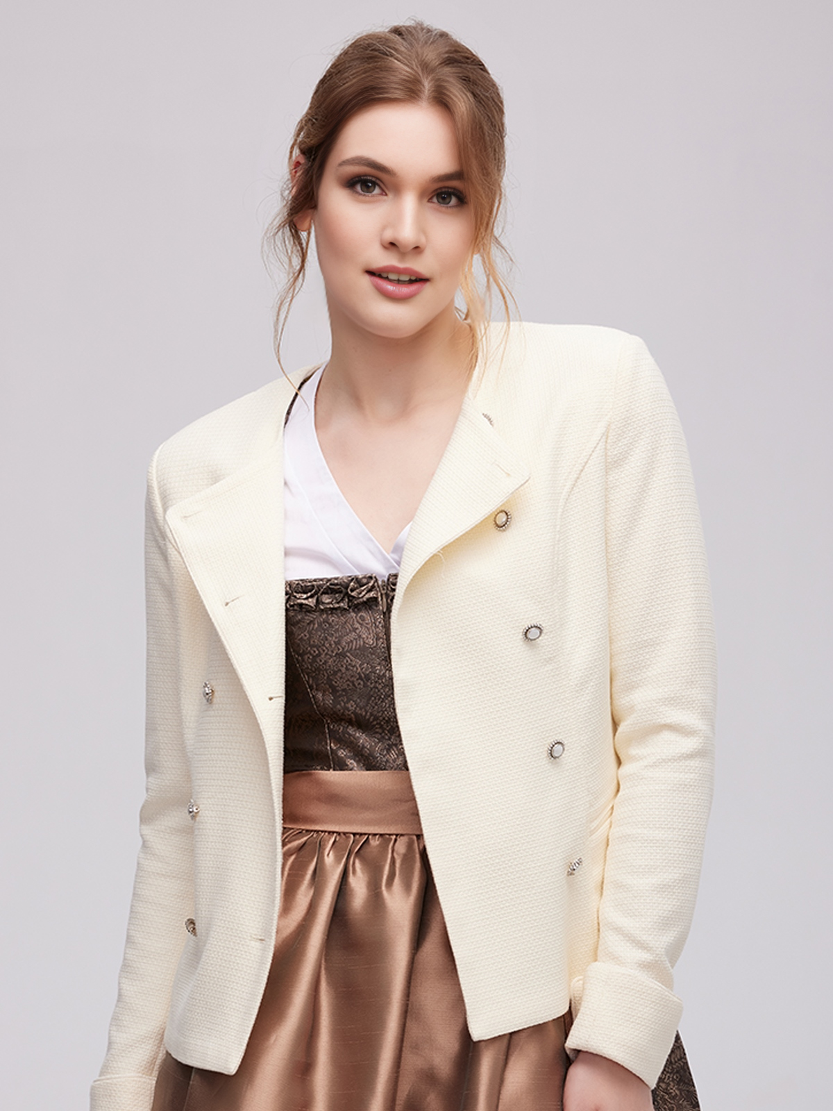 Grün Rosa Dirndl im Sonnenlicht