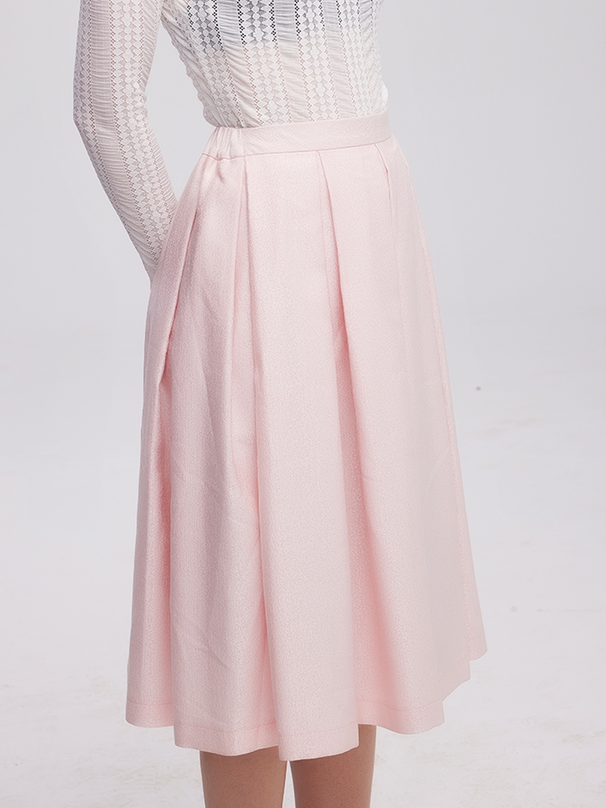 Dirndl in Rosa mit floralen Details