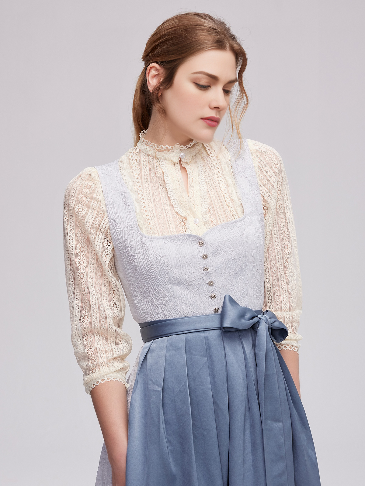 Dirndl in Blau mit hochgeschlossener Bluse