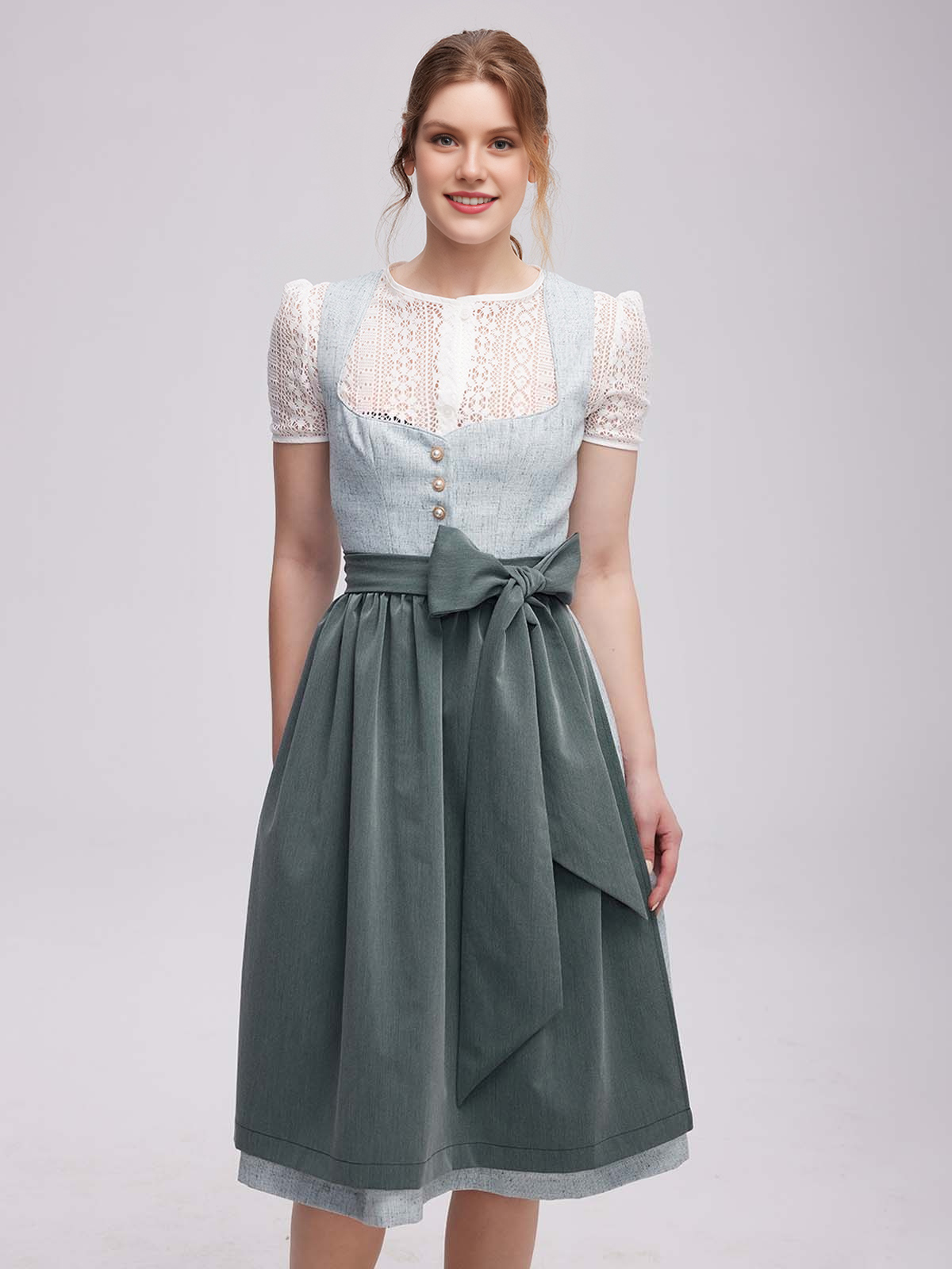 Dirndl Waldgrün in natürlicher Umgebung