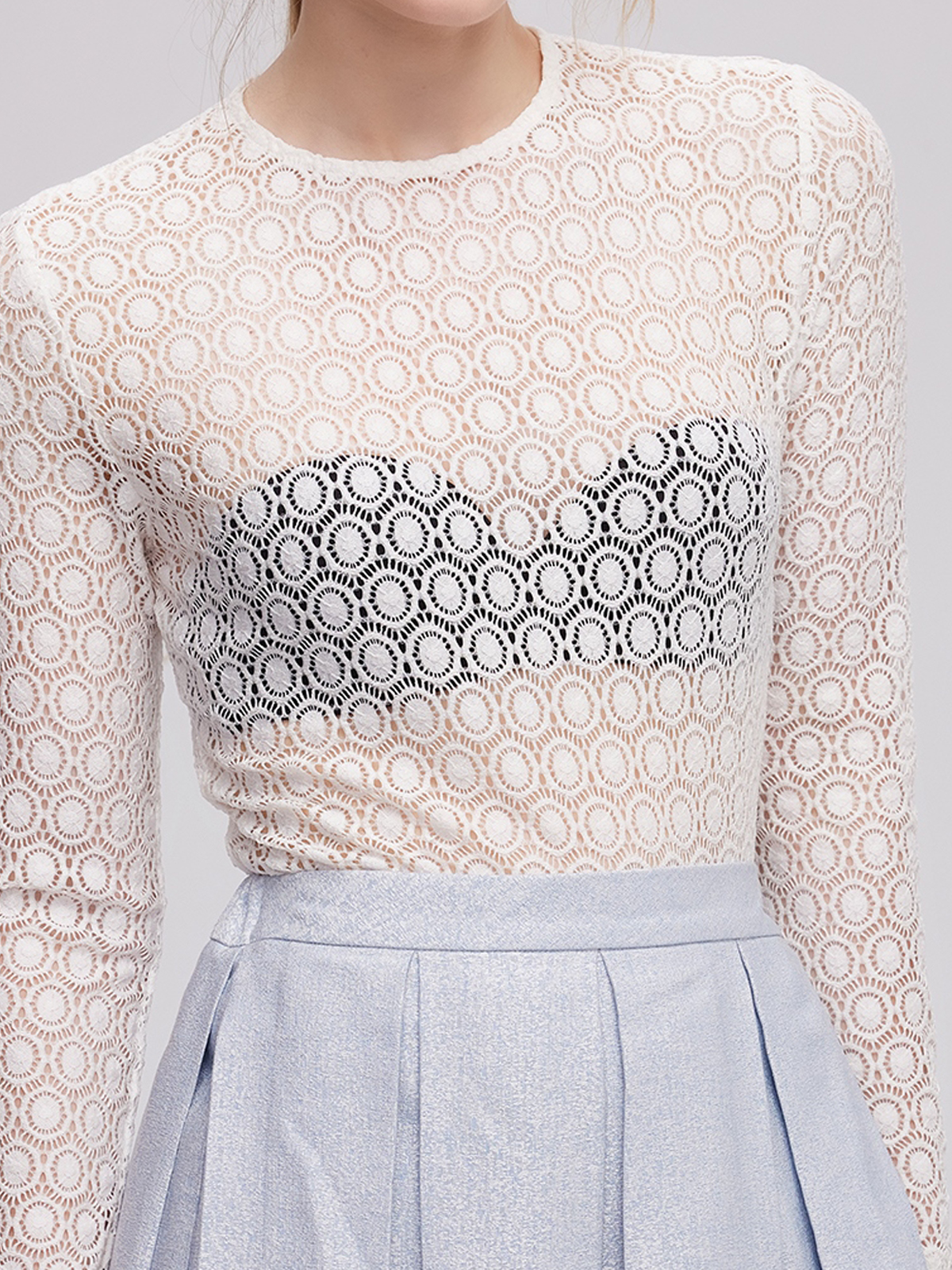 Frau in elegantem Wildleder Dirndl bei einem Herbstfest