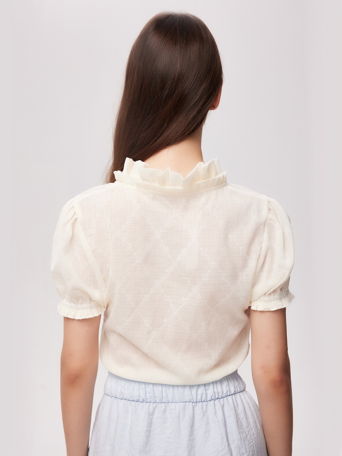 Dunkelrotes Dirndl mit weißer Bluse