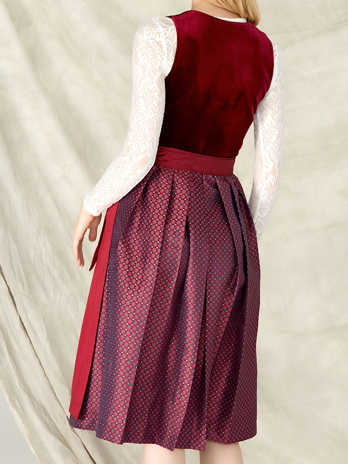 Dirndl in Brombeerfarben