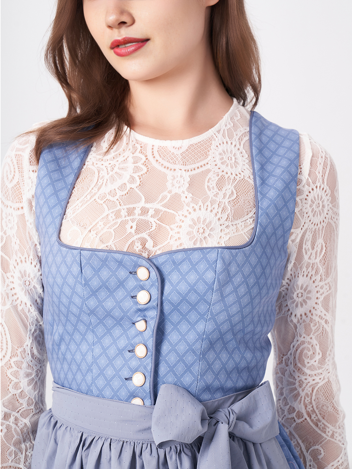 Blaues Dirndl mit eleganten Stickereien
