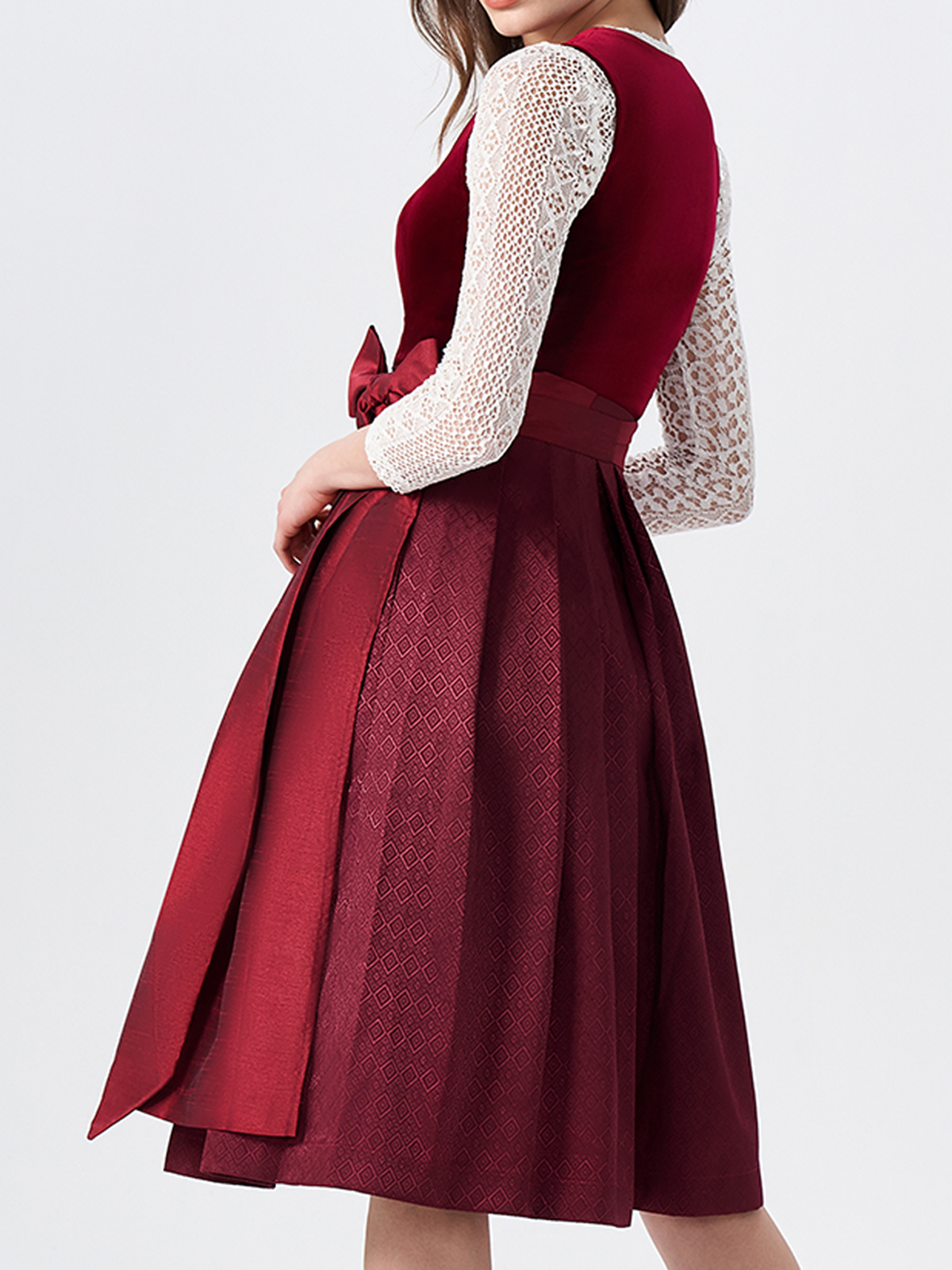 Modernes rotes Dirndl mit traditionellen Elementen