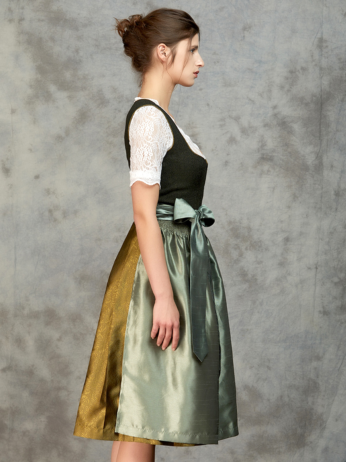 Dirndl in Grün mit floraler Schürze