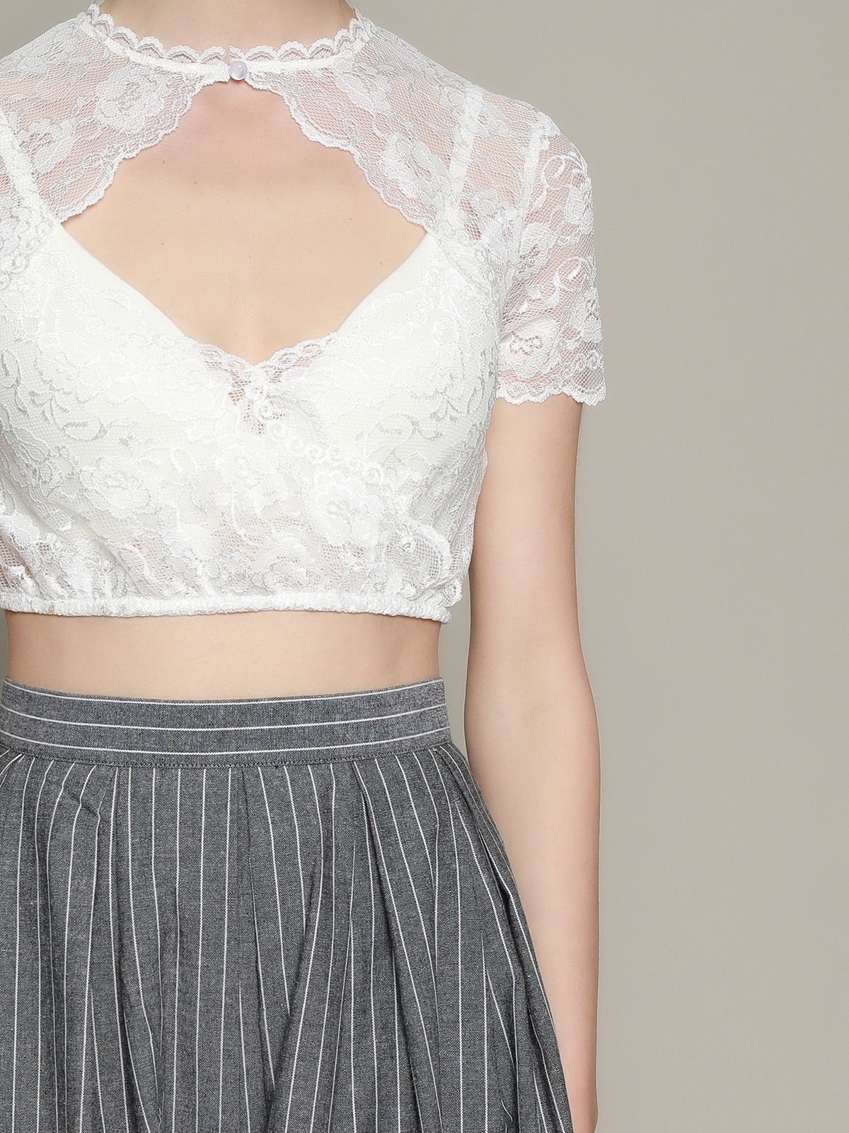 Trachtenrock mit weißer Bluse – stilvolle Kombination