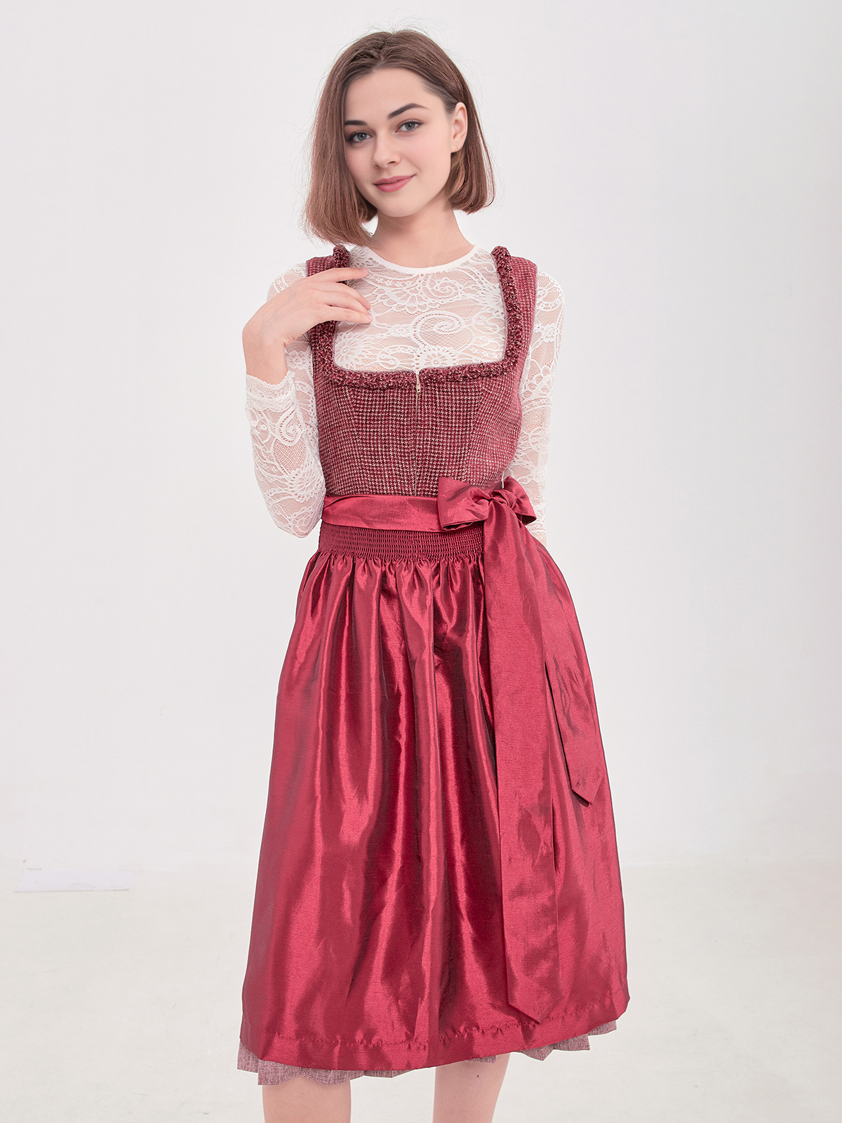 Traditioneller Dirndl in Rot mit feinen Details
