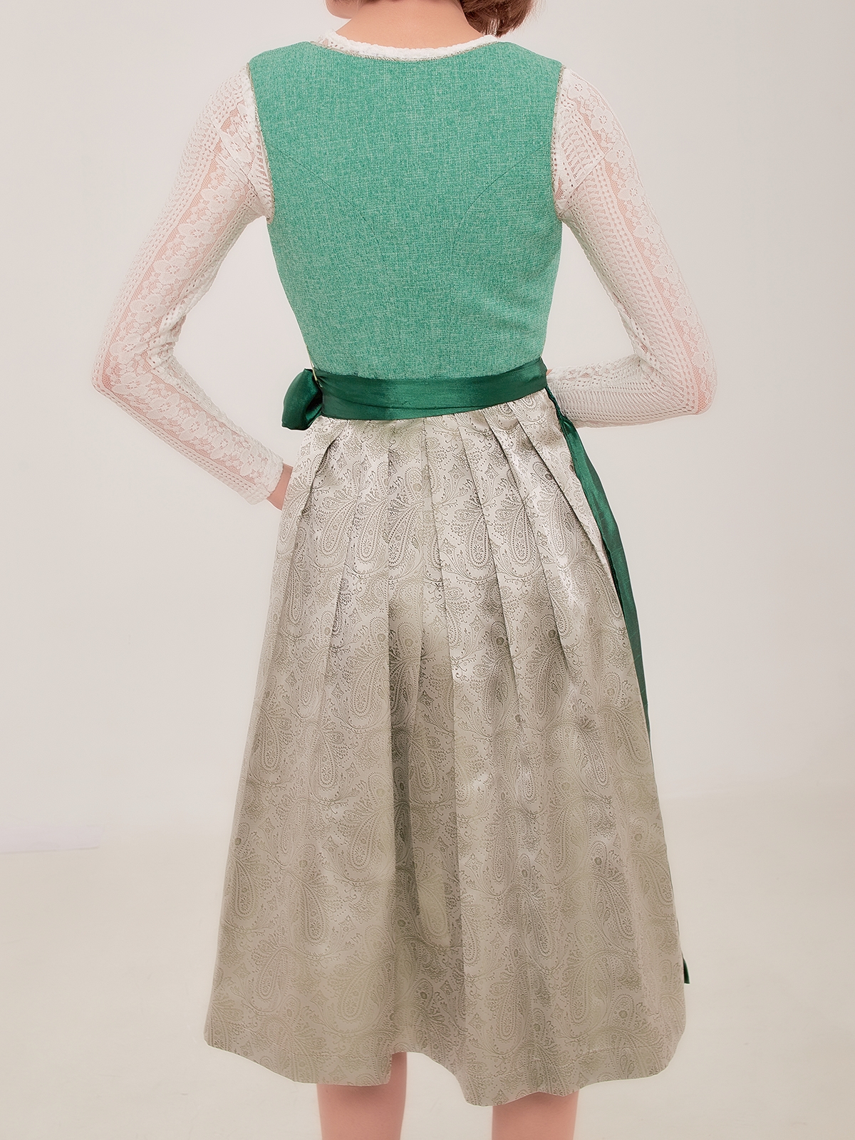 Traditionelle blaue Dirndl mit weißer hochgeschlossener Bluse