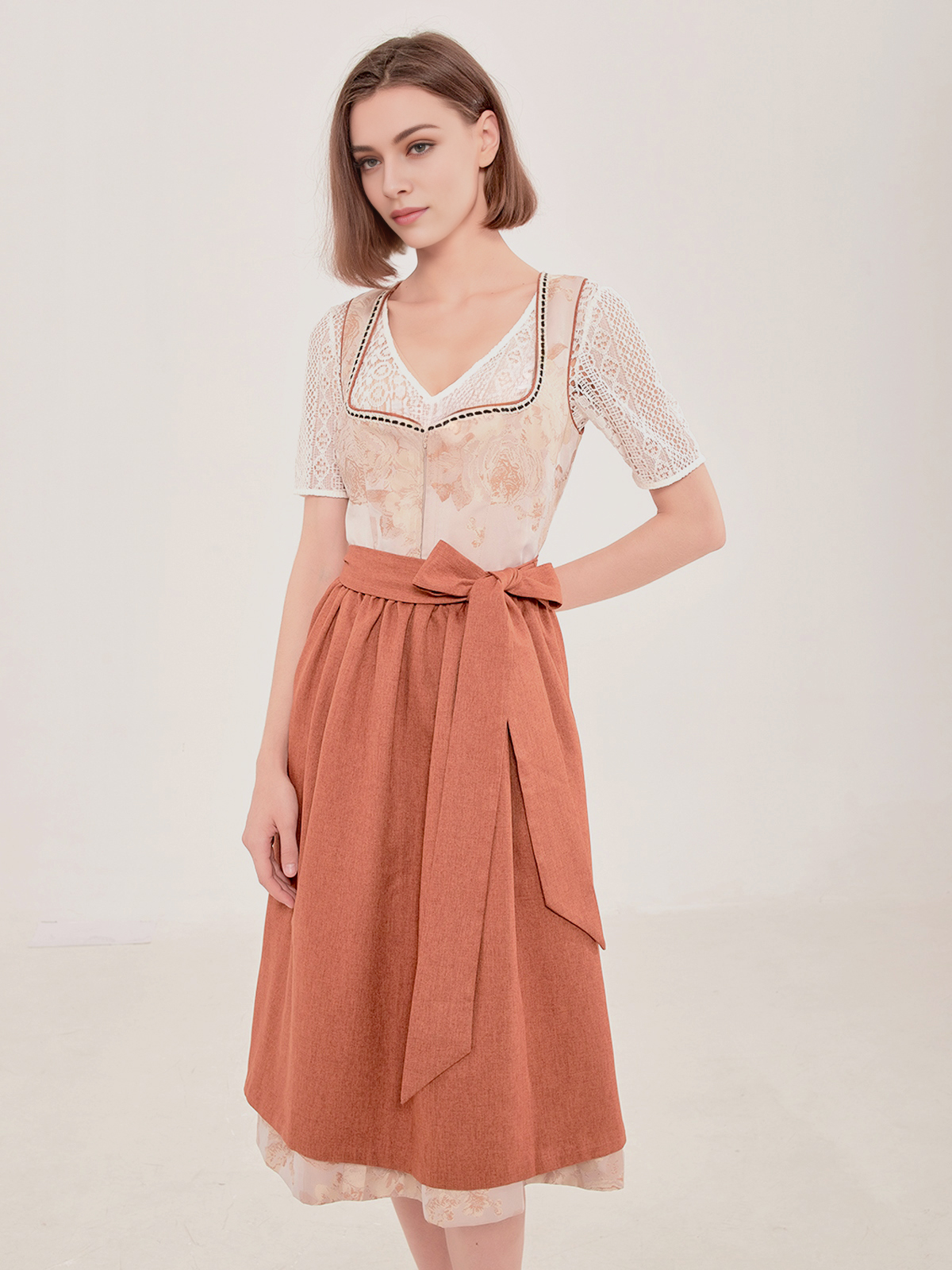 Dirndl mit verführerischem Ausschnitt