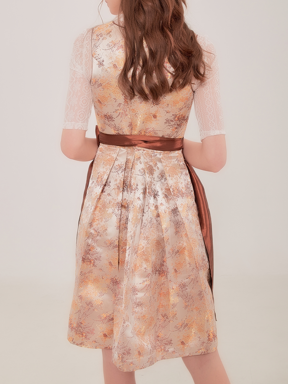 Modernes Dirndl in Gelb mit figurbetonter Silhouette