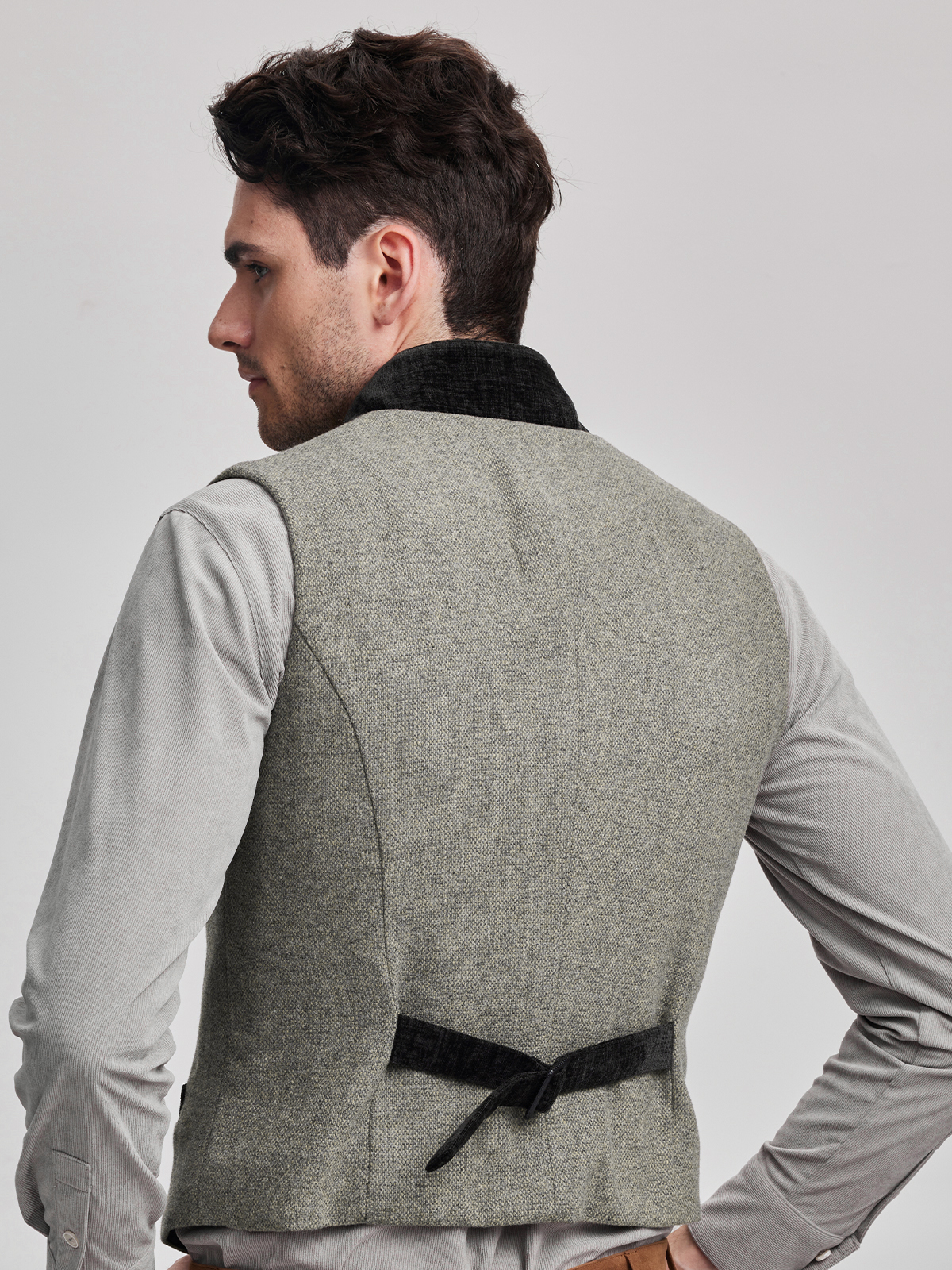 Fliederfarbenes Dirndl mit grauer Weste