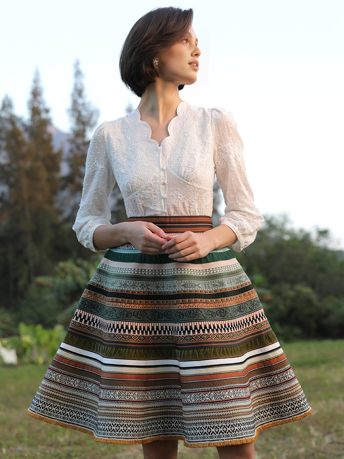 Modernes grünes Dirndl mit floralen Akzenten
