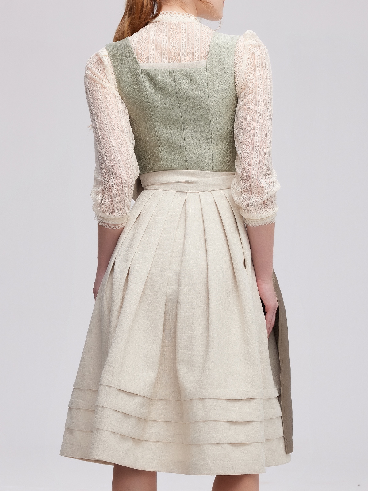 Dirndlbluse in Grün kombiniert mit schwarzer hochgeschlossener Bluse