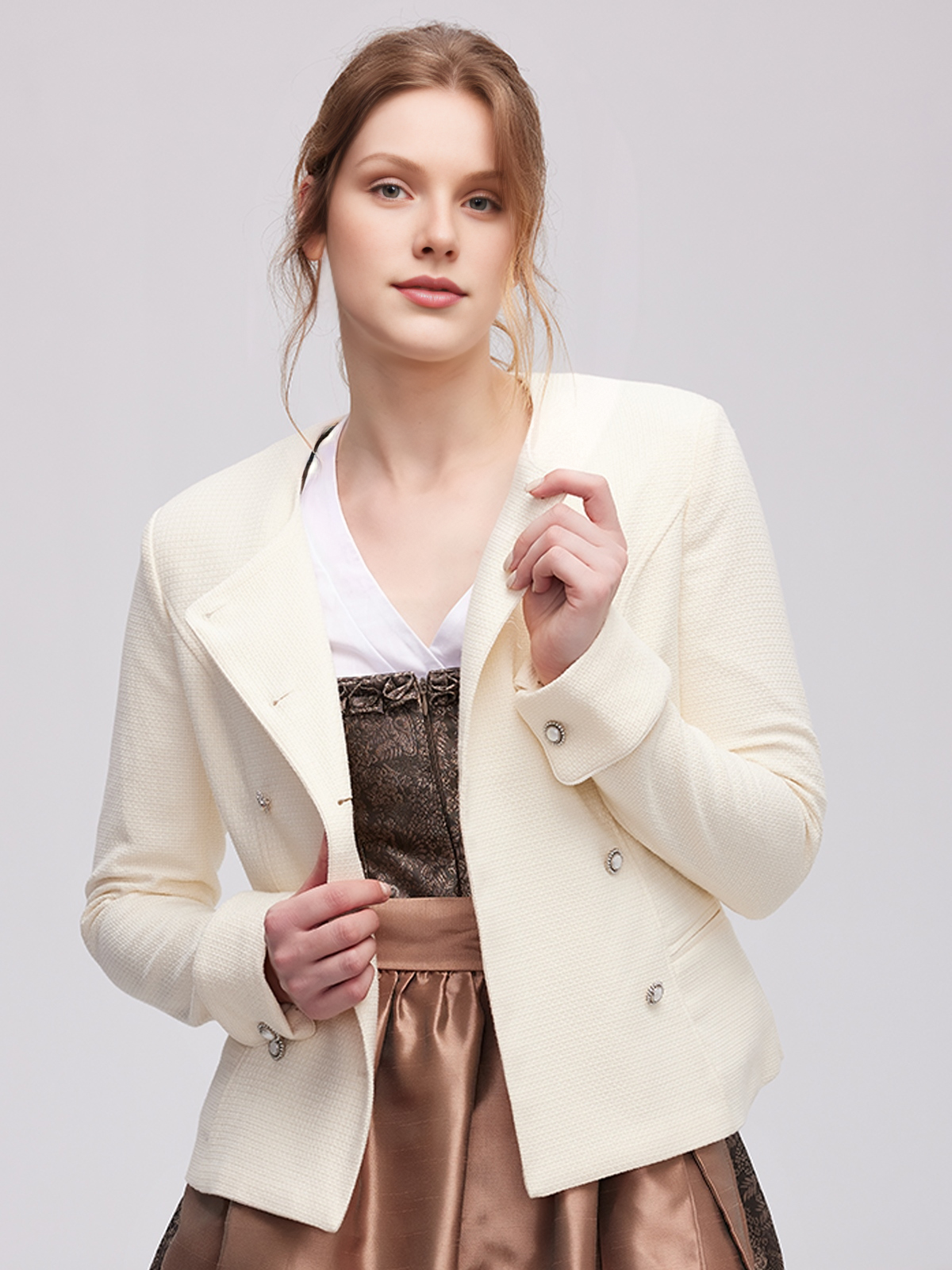 Modernes Dirndl mit weißer Jacke