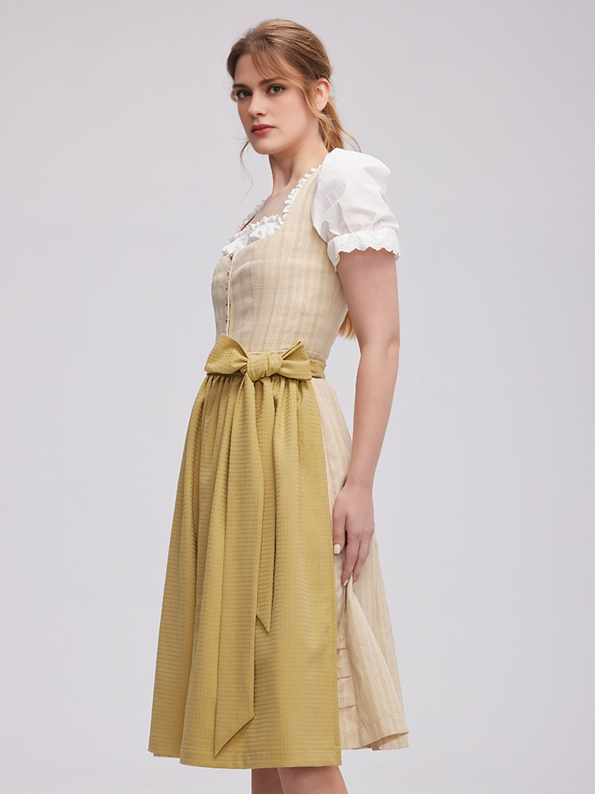 Dirndl-Bluse in Grün mit floralen Details