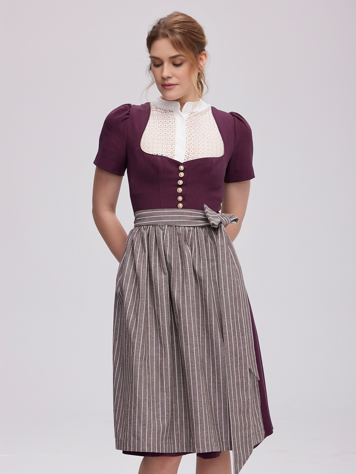 Dirndl mit geradem Ausschnitt in Lila