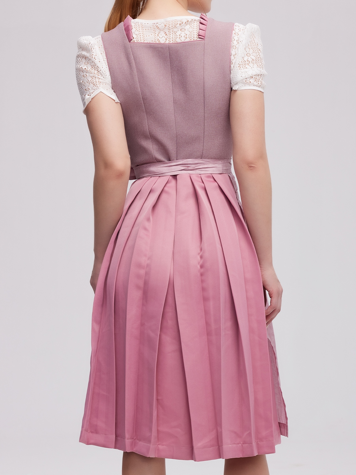 Dirndl in Lila – Eleganz und Tradition vereint