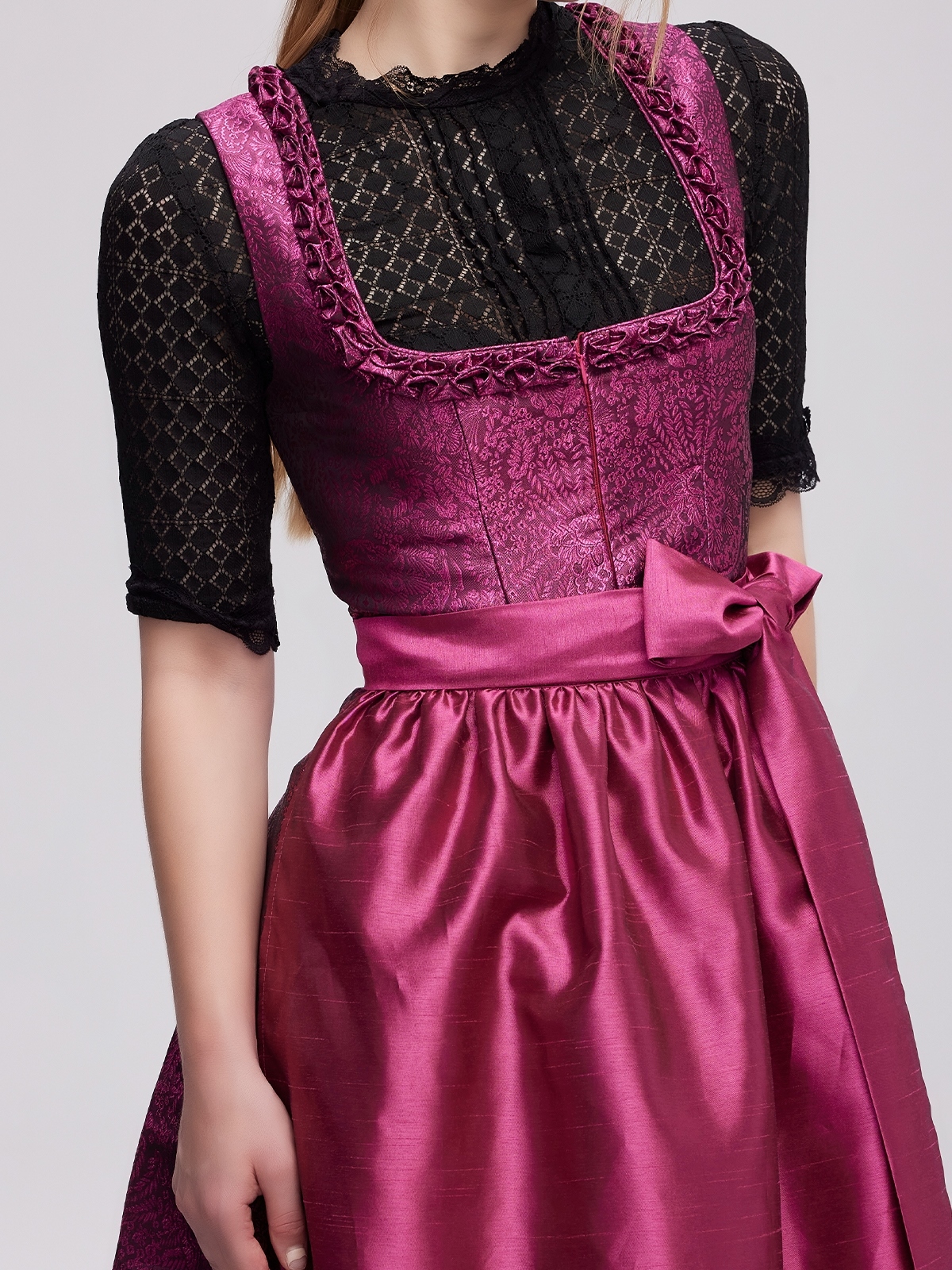 Ein elegantes Dirndl in Schwarz mit rosa Akzenten – perfekt für festliche Anlässe.