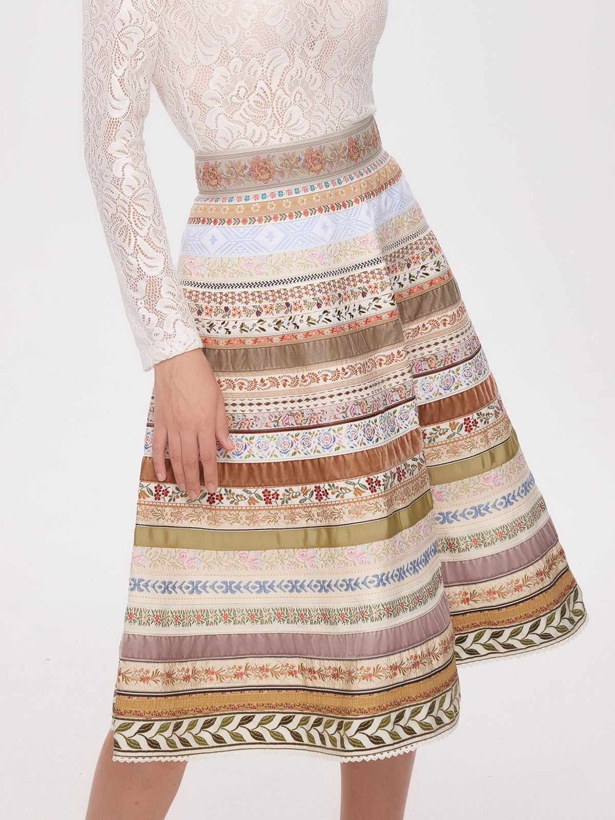 Dunkles Dirndl in Beige