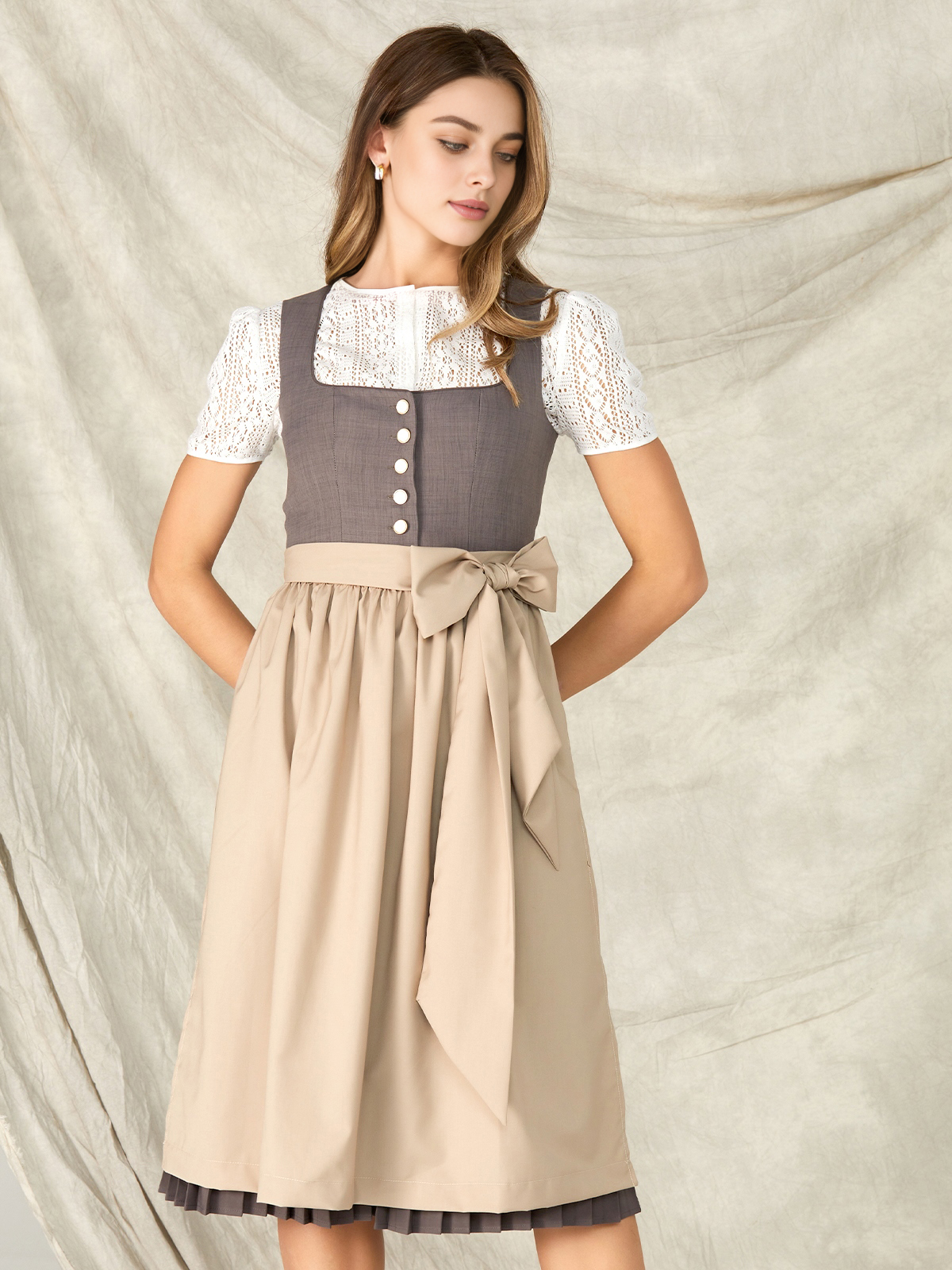 Elegantes graues Dirndl mit modernem Schnitt