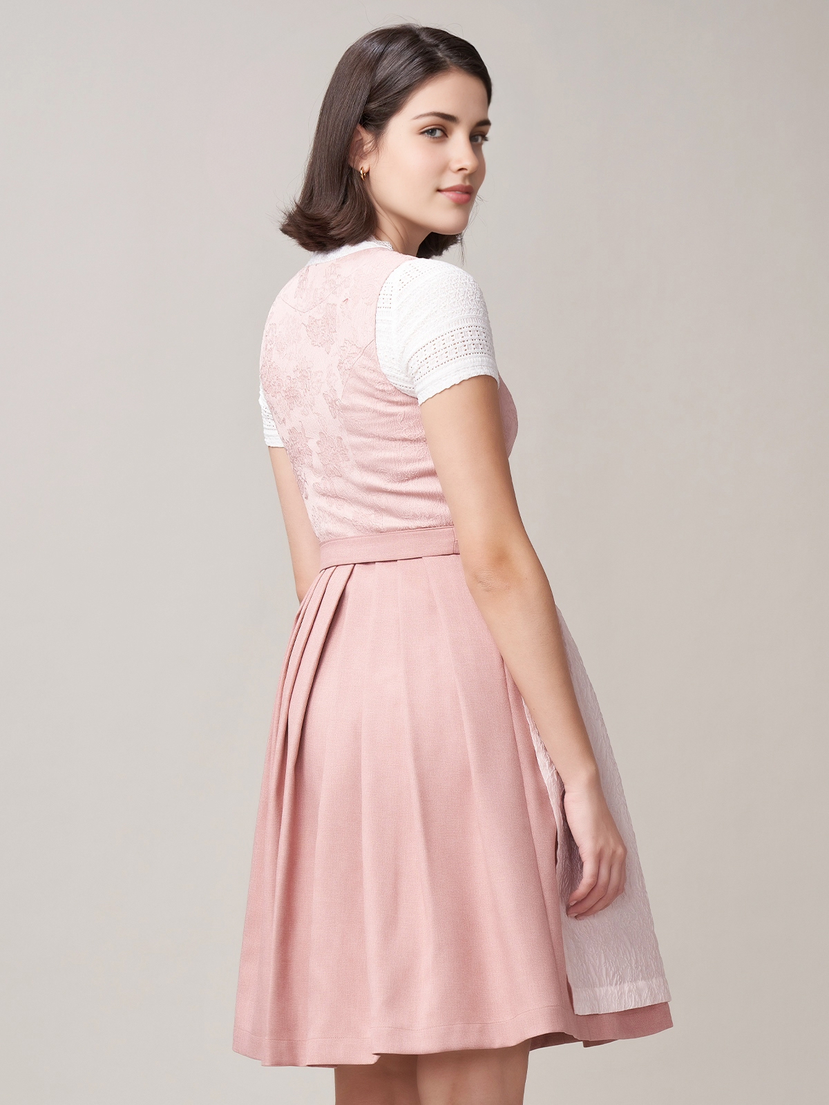 Modernes rosafarbenes Ja Mei Dirndl