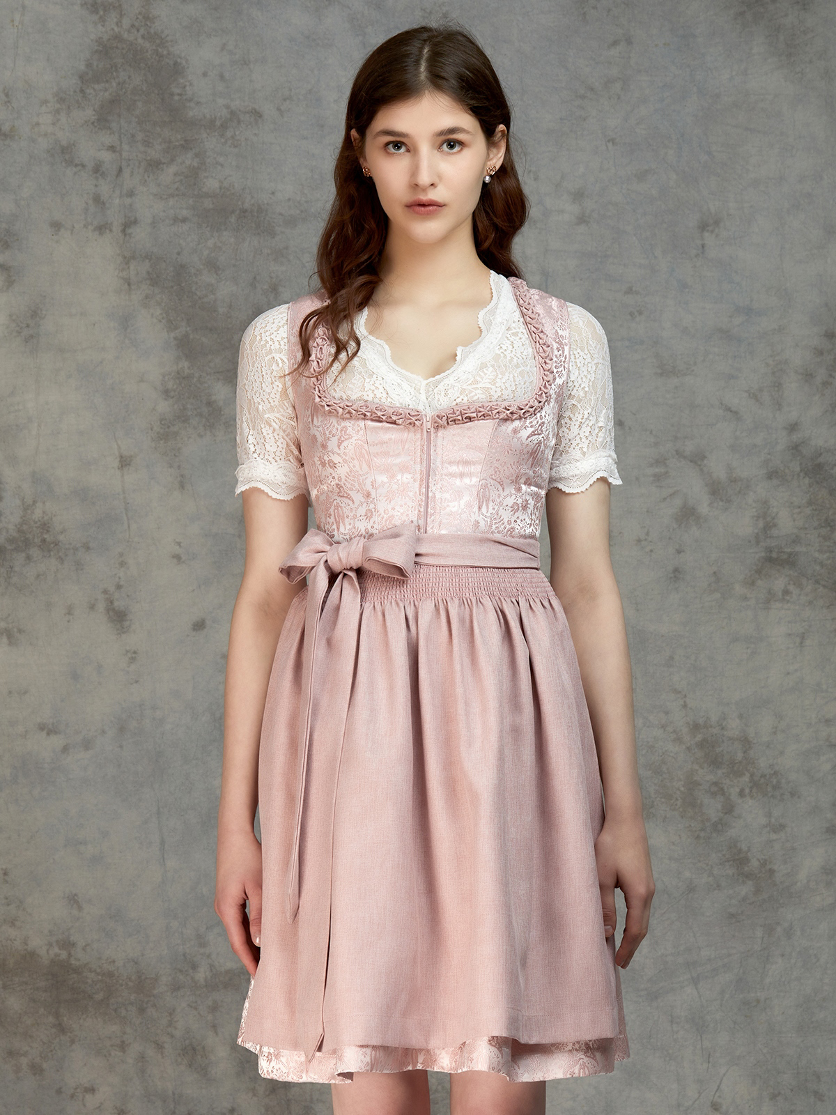 Dirndl in Rosa – feminin und stilvoll