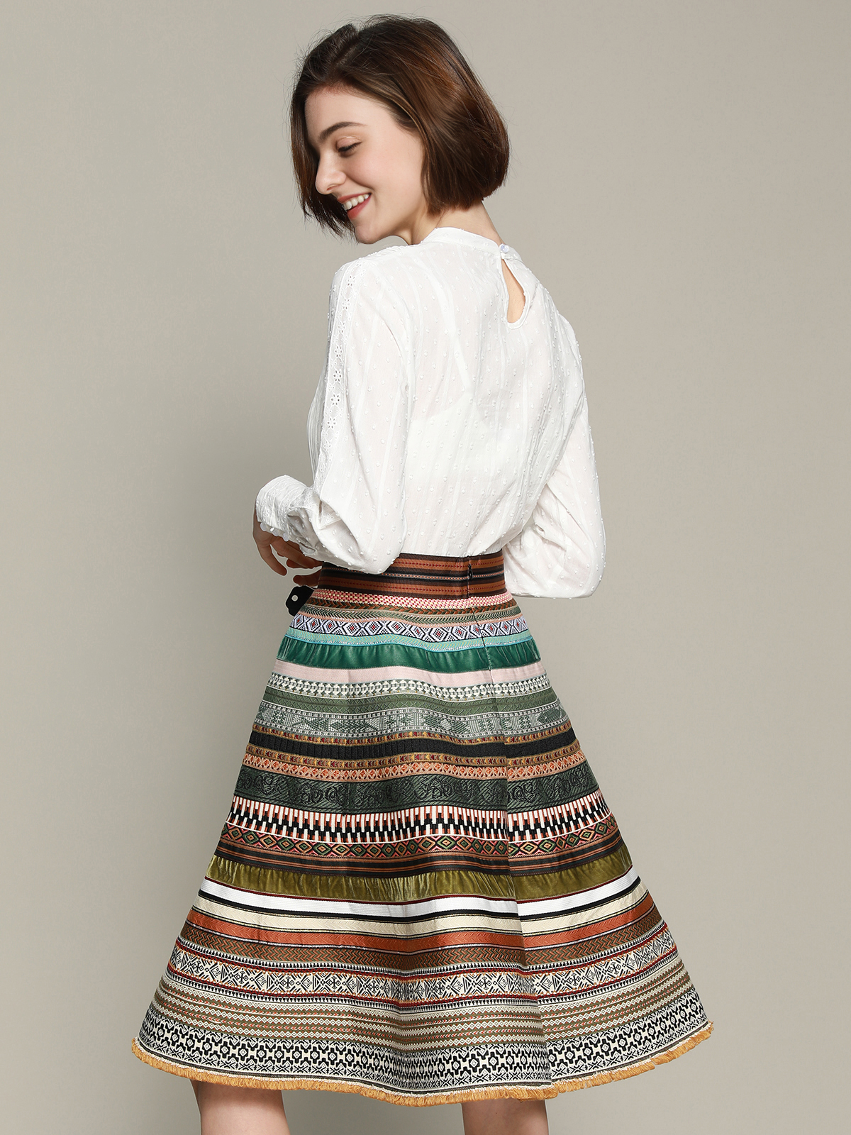 Dunkelgrünes Samt-Dirndl mit floralen Details