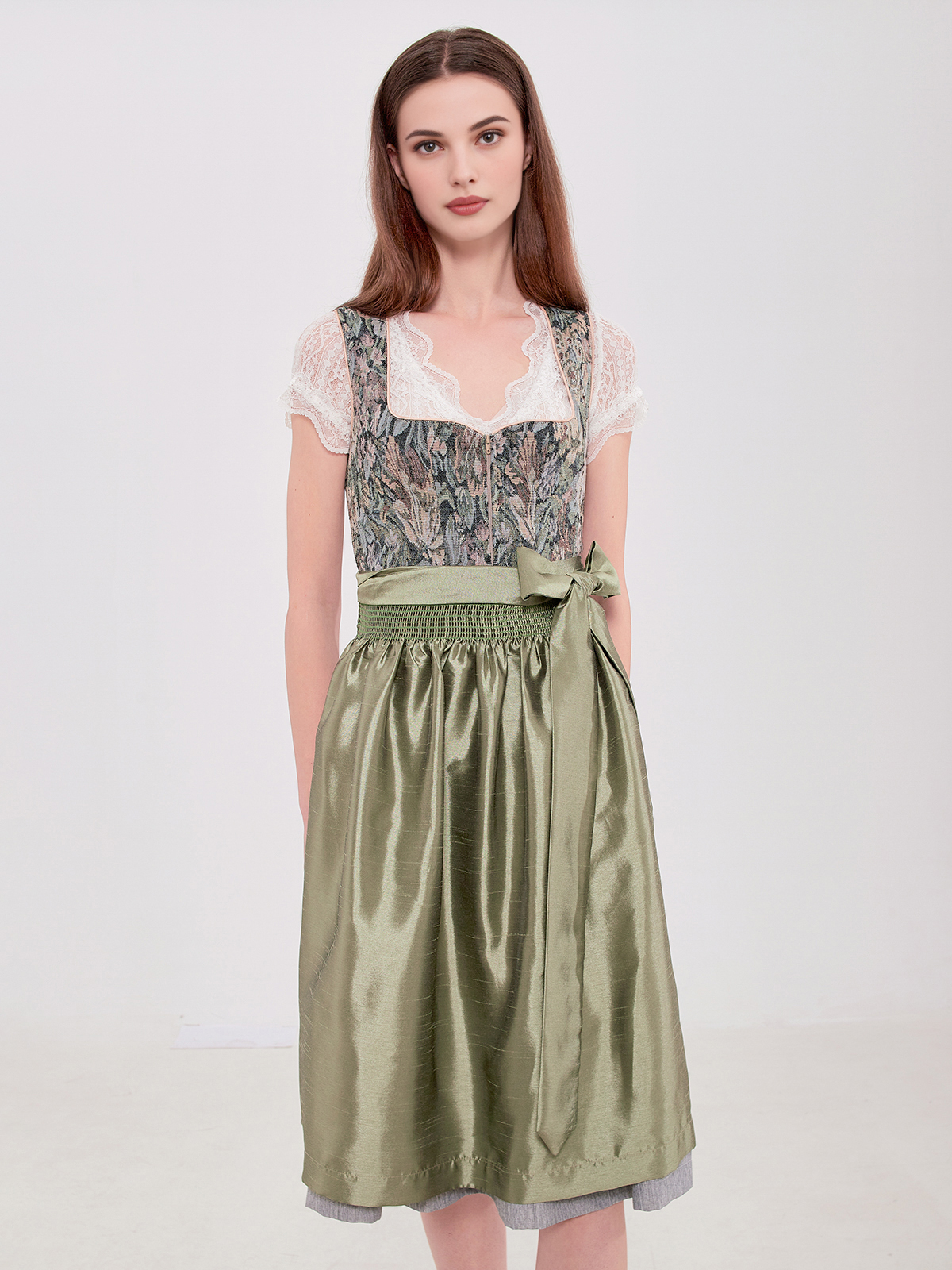 Modernes grünes Dirndl mit schlankem Schnitt