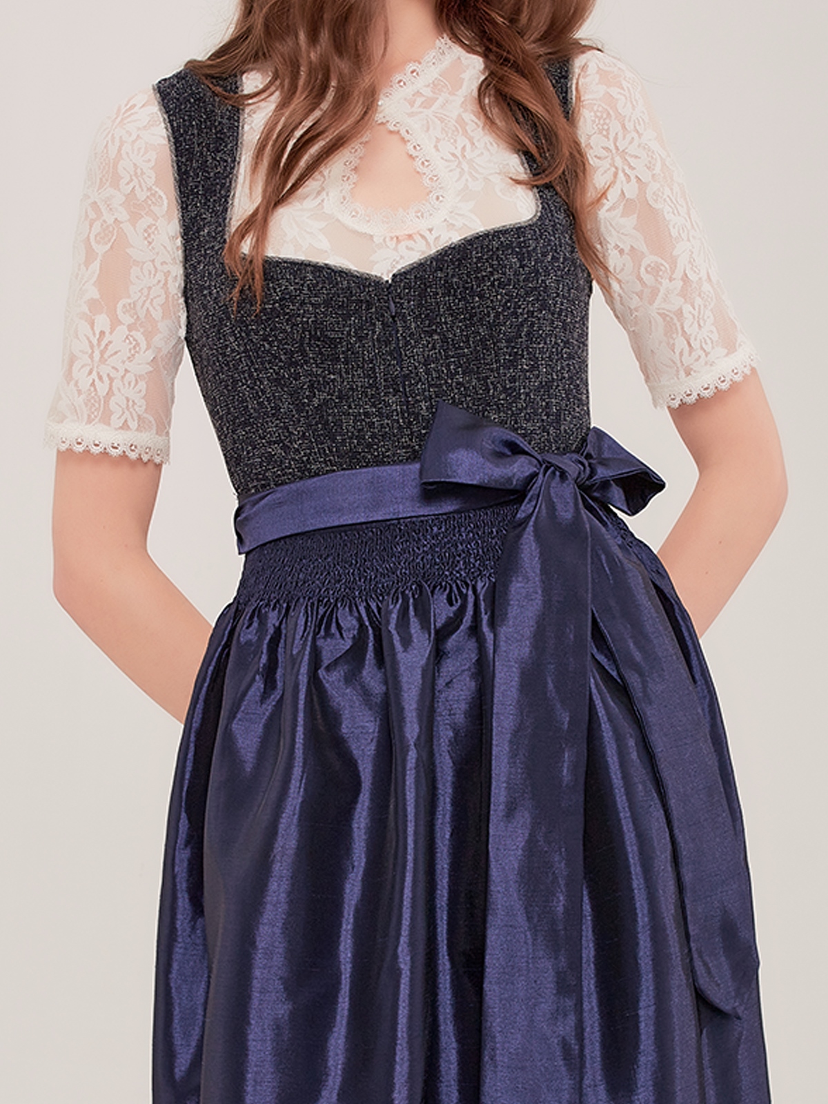 Modernes grünes Dirndl mit urbanem Chic