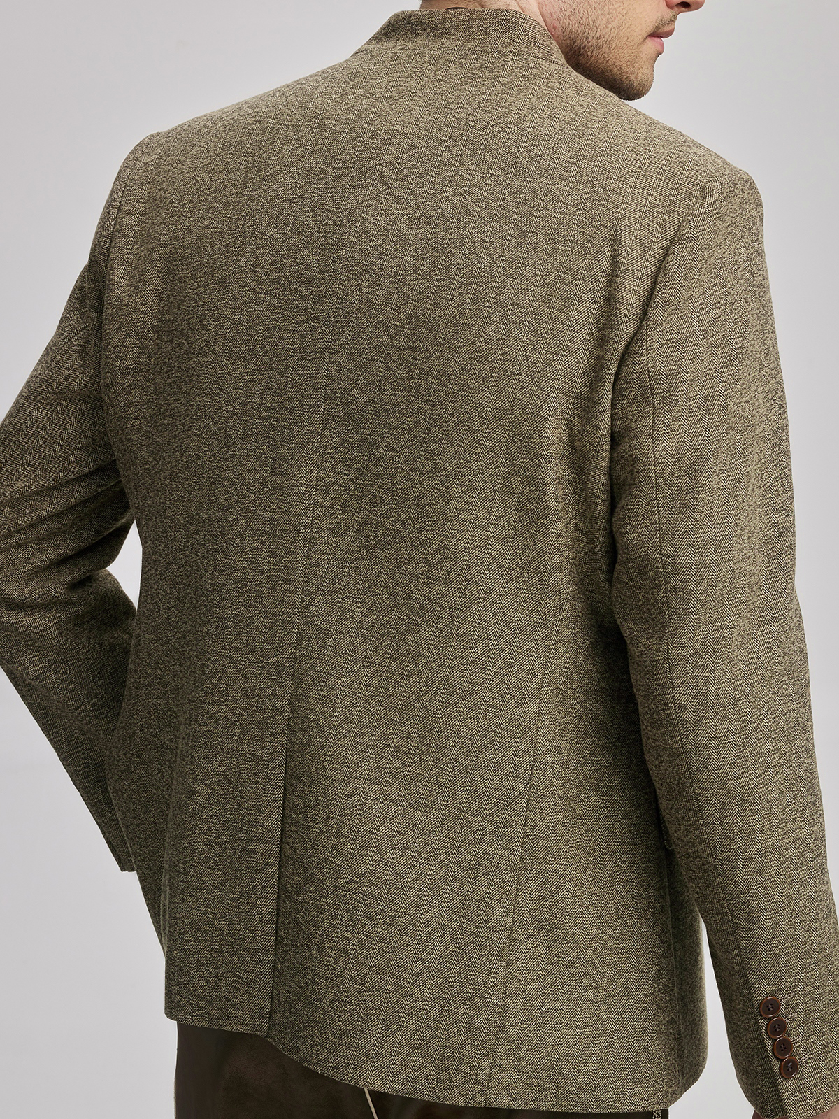 Dirndl in Grün und Rot – ein Blickfang für jeden Anlass